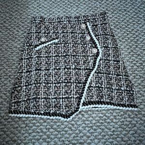 Tweed skirt with pearl buttons